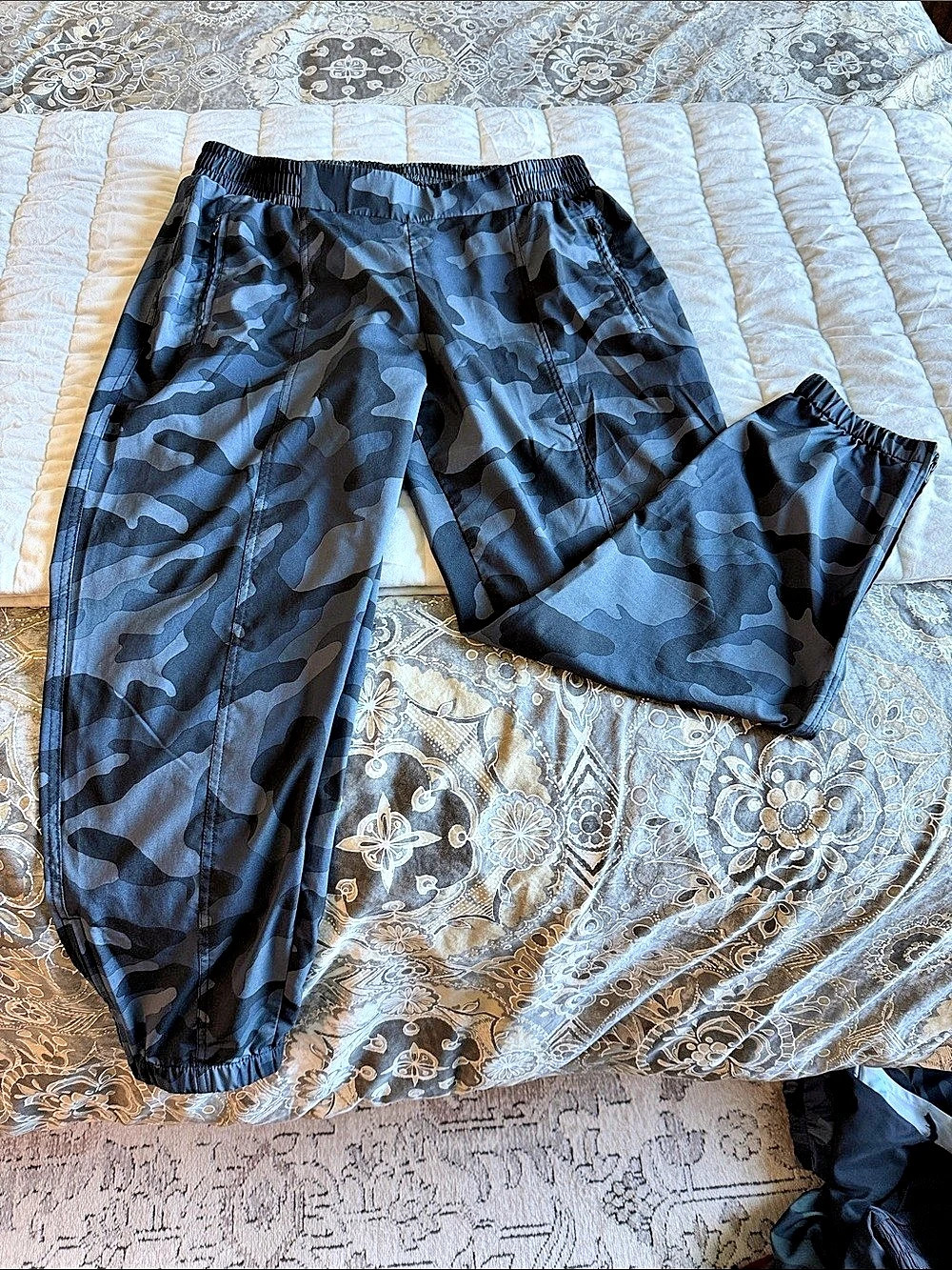 Old Navy Camo Jogger Pants in Black & Gray